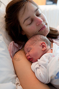 在医院病床上睡觉的母婴图片