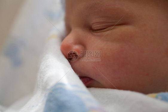 新生男婴的脸图片