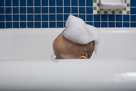洗澡的婴儿图片