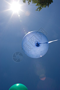 蓝色气球和蓝天图片