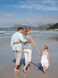 一家人在海边散步图片