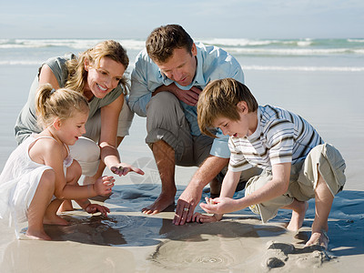 一家人在沙滩上玩耍图片