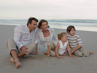 海滩上的一家人图片