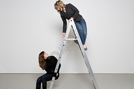 两个女人站在梯子上图片