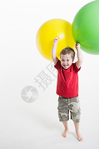 玩气球的男孩图片