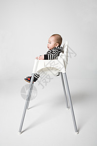 坐在高椅子上的婴儿图片
