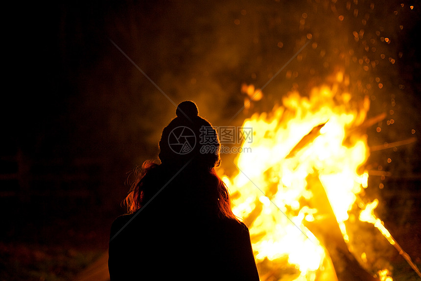 篝火之夜的女人图片