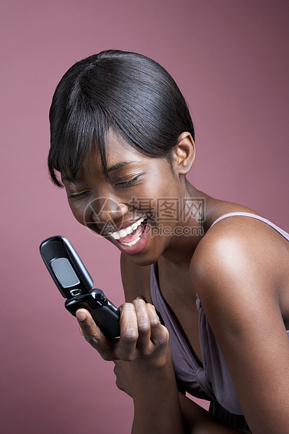 玩手机的快乐女人图片