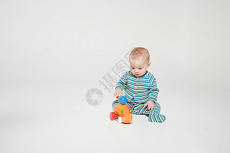 玩玩具的小男孩背景图片