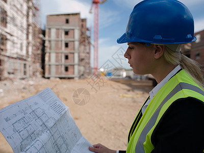 建筑工地上的女性建筑师图片