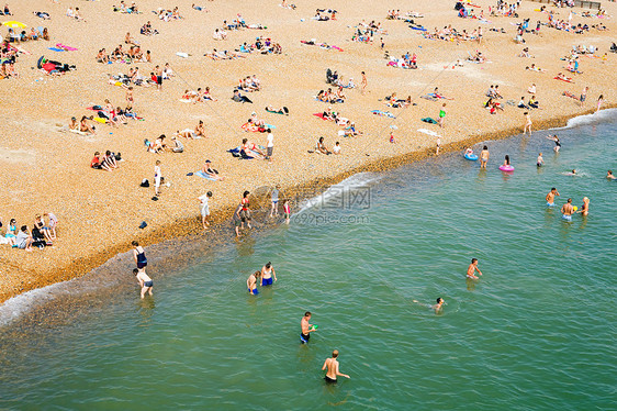 英国布莱顿的人们在海滩上图片