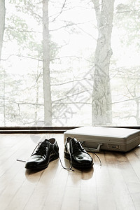木地板上的皮鞋和公文包图片