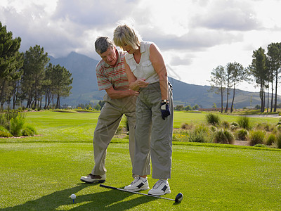 男人教女人打高尔夫球图片