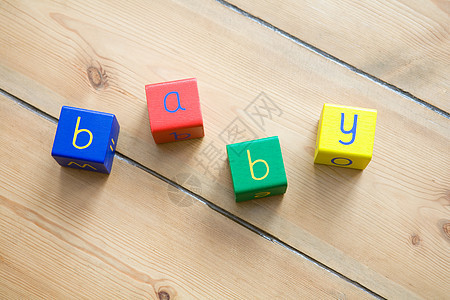 积木拼成的婴儿单词图片