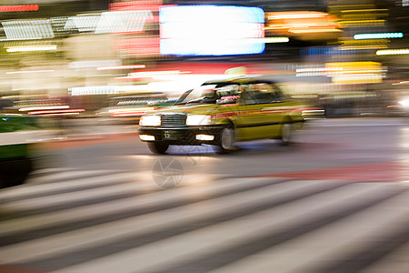 公路上的出租车图片