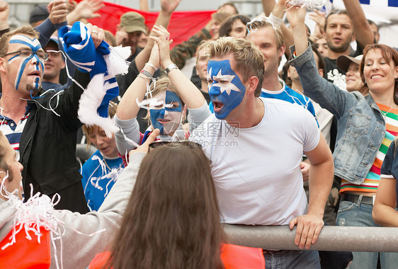 足球人群中跟人吵架的男人图片
