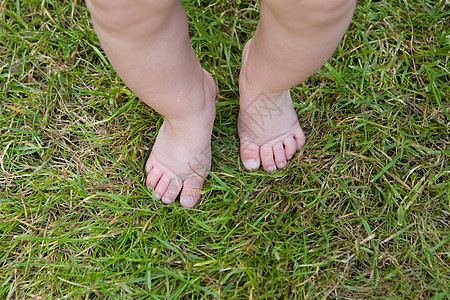 婴儿的腿和脚在草地上图片