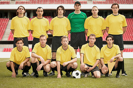 黄色足球队运动员合影高清图片