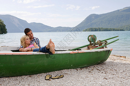 在船上休息的年轻夫妇图片