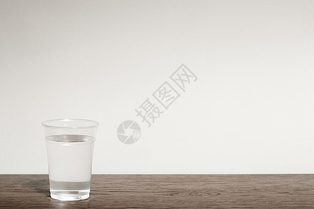塑料杯里的水背景图片