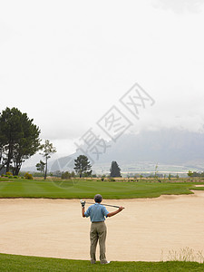 高尔夫球手看沙坑图片