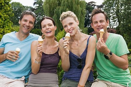 四个年轻人手拿冰淇淋图片