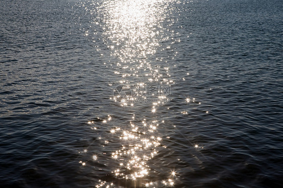 太阳在海上反射图片