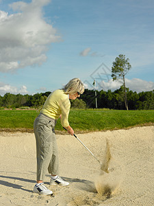 打高尔夫球的女人图片