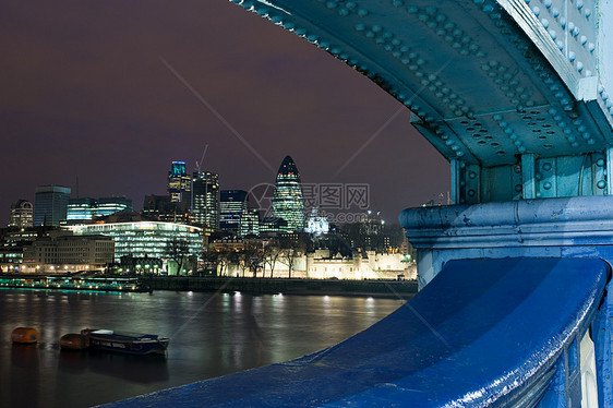从塔桥看城市夜景图片