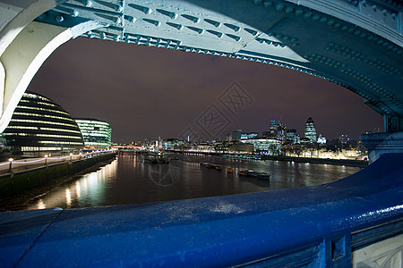 从塔桥看城市夜景摩天大楼高清图片素材