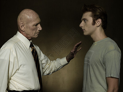 黑暗背影两个男人面对面背景