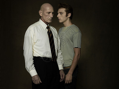 老年人和年轻人的肖像背景图片