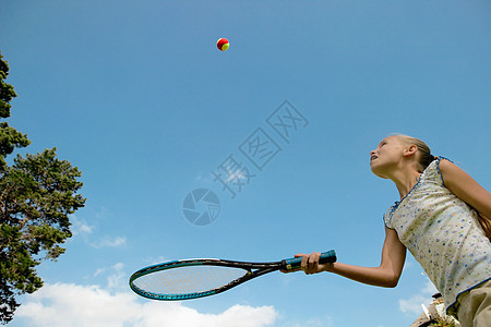 打网球的女孩图片