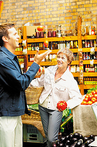 在超市里玩西红柿杂耍的男人图片