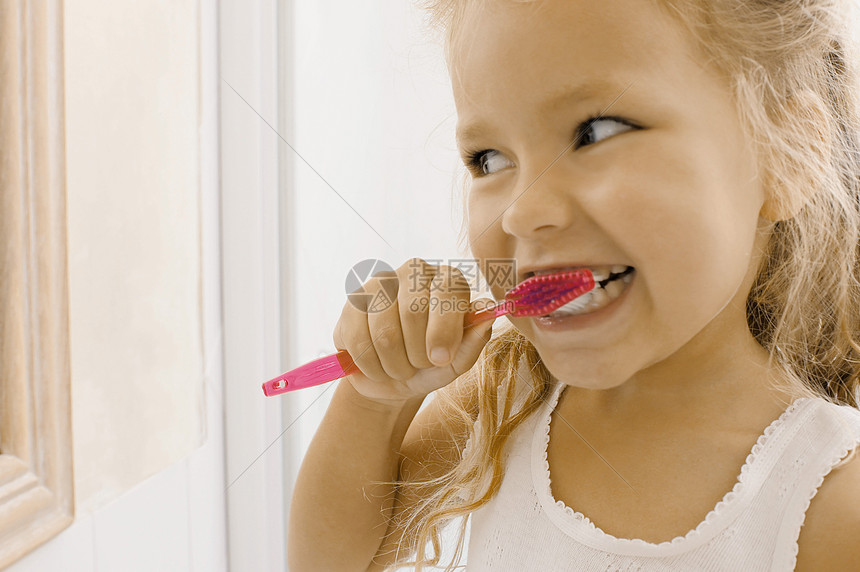 女孩刷牙图片