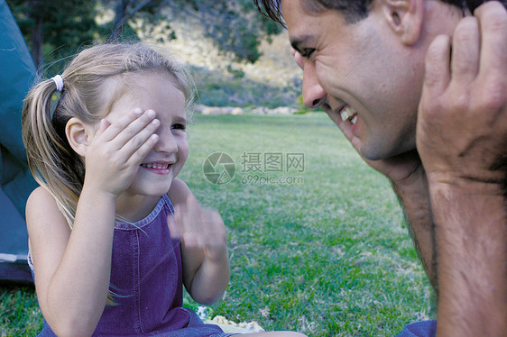 爸爸和女儿在玩图片