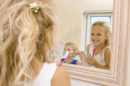 孩子们在刷牙图片
