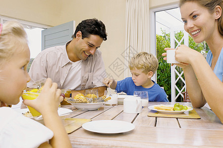 一家人一起早餐图片