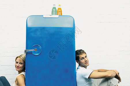 一对夫妇靠着冰箱坐着图片