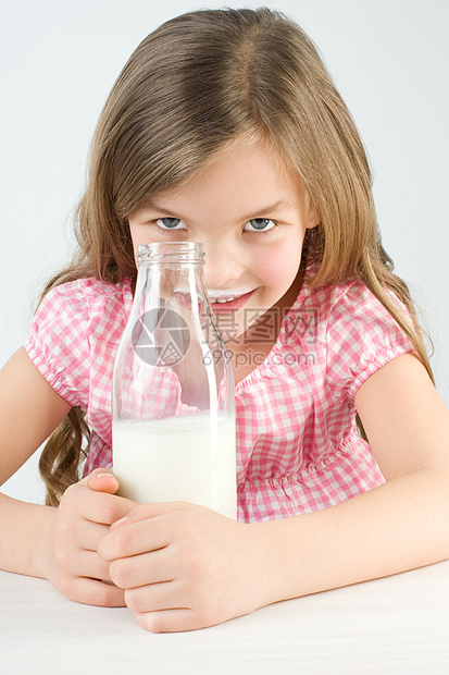喝牛奶的女孩图片