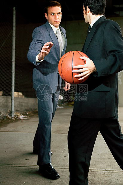 打篮球的商人图片