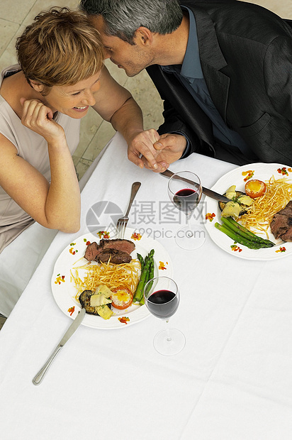 一起吃晚餐的情侣图片