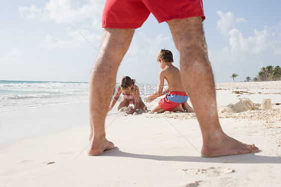 在海滩上玩耍的一家人图片