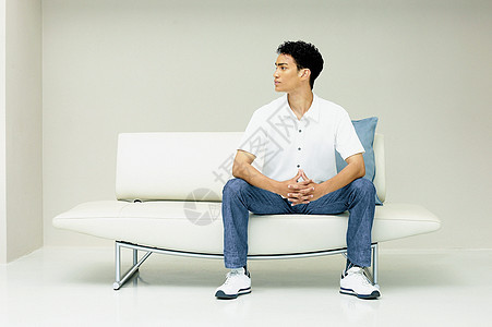 现代沙发上的男人图片