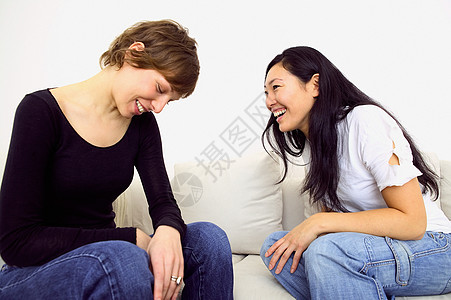 两个女人在沙发上笑图片