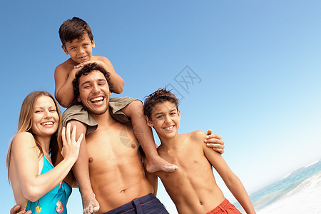 沙滩边的一家人图片