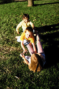 在草地上玩耍的孩子图片