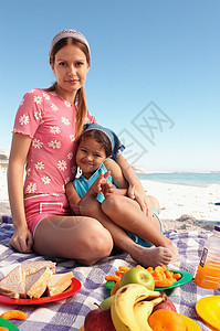妈妈和女儿在海滩上野餐图片