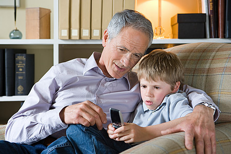 带手机的男人和孙子图片