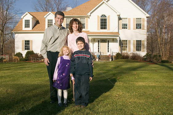 一家人站在屋外图片